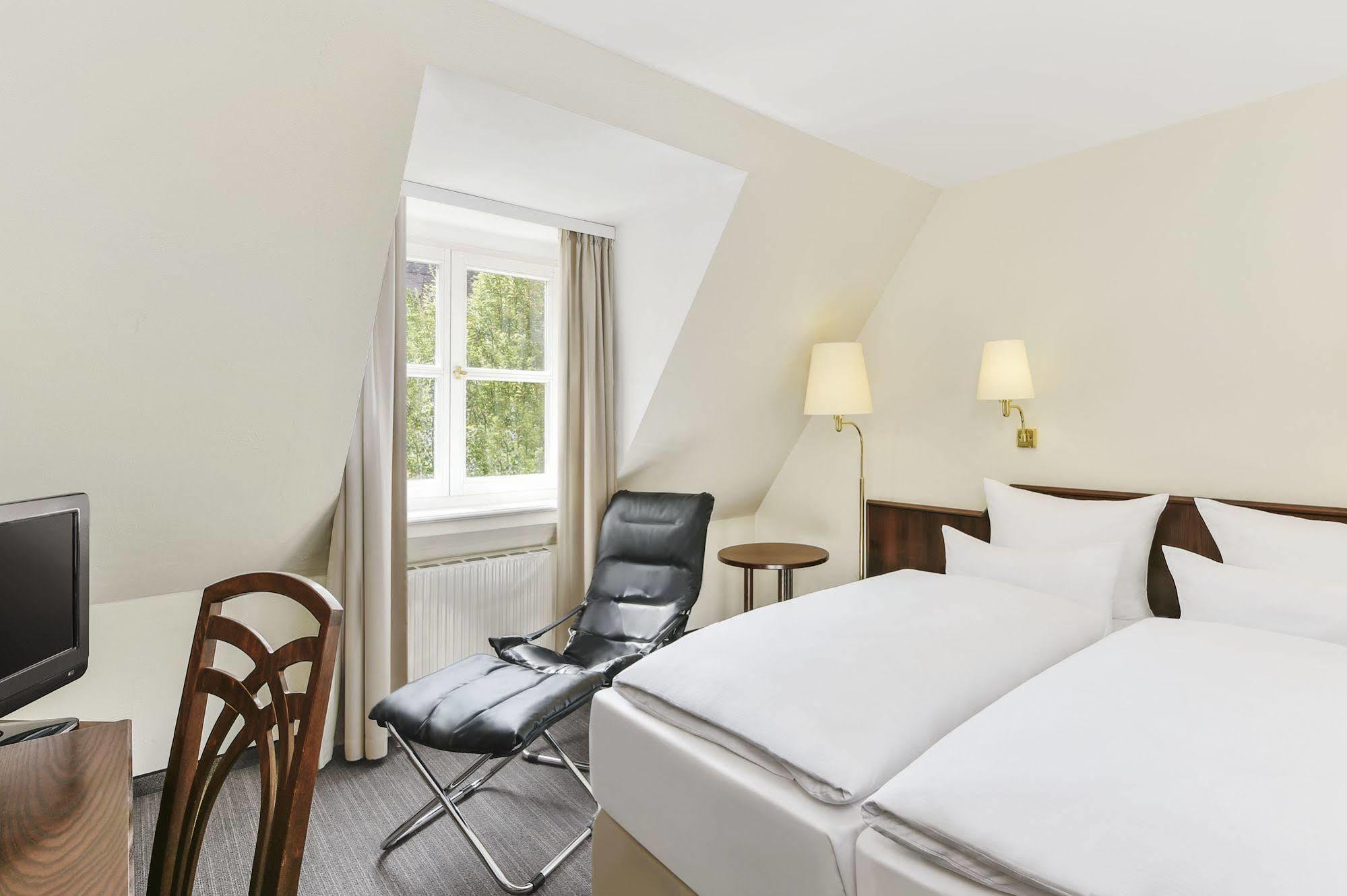 Hotel Kloesterle Noerdlingen - In Kuerze Elaya Hotel Kloesterle Nördlingen Extérieur photo